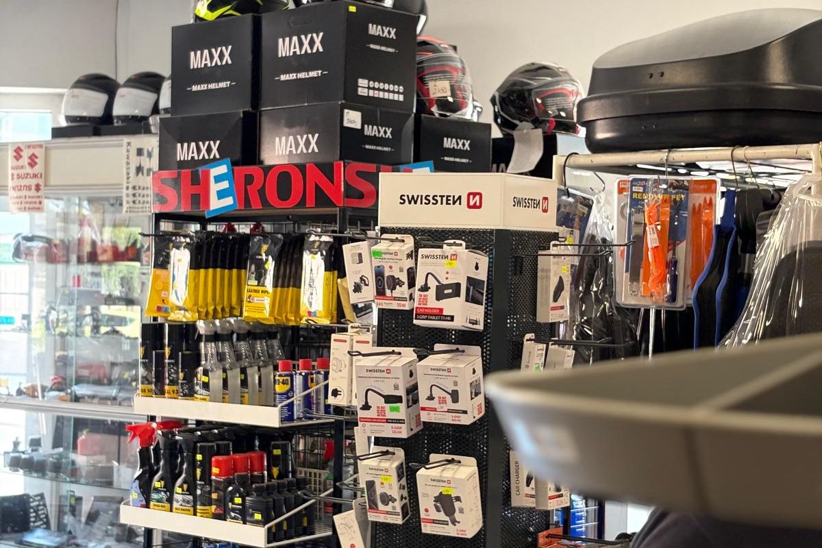 Držáky, autodoplňky a střešní box