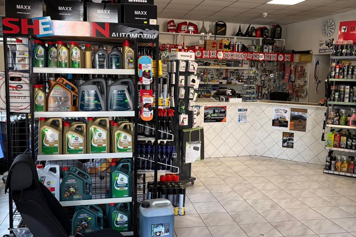 Regály s motorovými oleji a přilbami